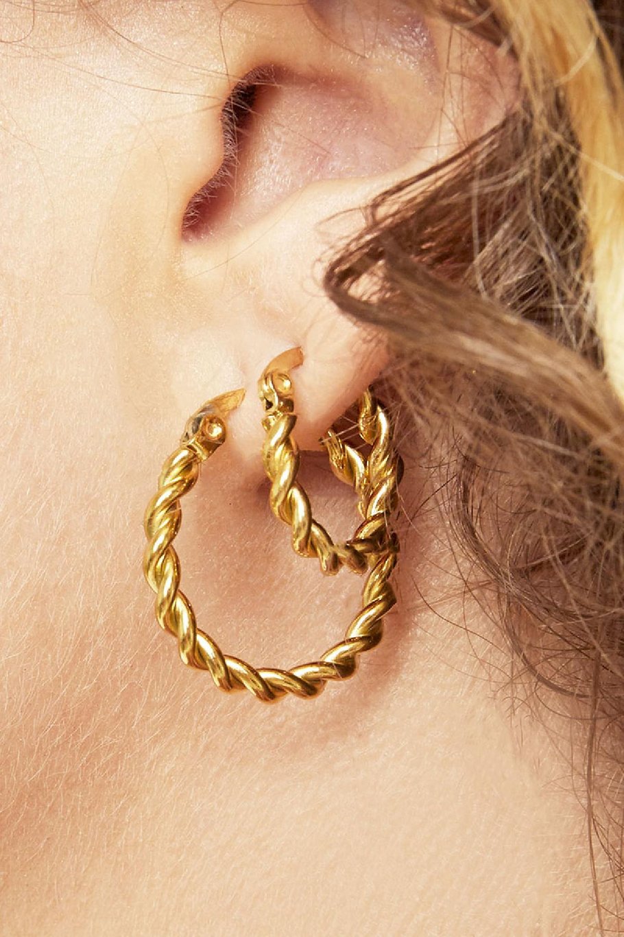 Pendientes Hoops Twine 22 mm Color dorado Acero inoxidable Imagen2